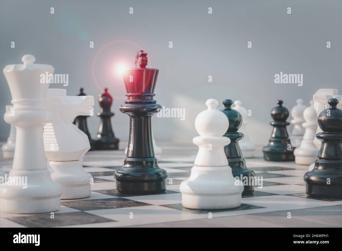 Schwarze Königin Schach von einer Reihe von weißen Schachfiguren umgeben , Geschäftsstrategie Konzept Stockfoto