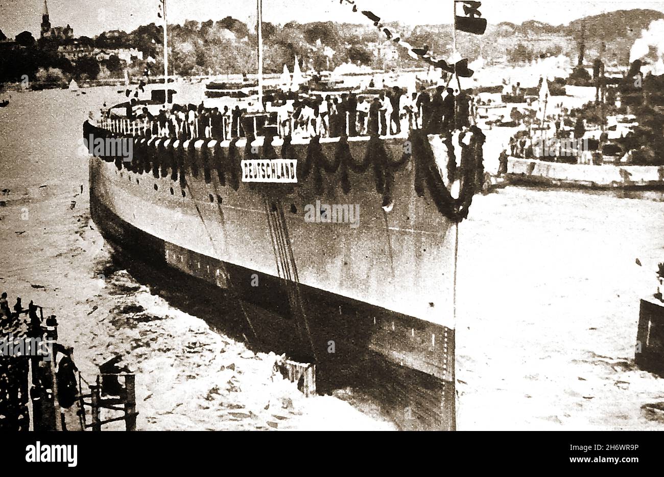 1931 ein neu gelauntes deutsches Taschenschlachtschiff mit einem hängenden Namensschild „Deutschland“. ---- sie wurde im Mai gestartet und war das erste von vier 10.000-Tonnen-Schiffen, die nach den Regeln des Versailler Abkommens gebaut wurden (und gesetzlich Beschränkungen vermeiden). ----- 1931 ein neues deutsches Taschenschlachtschiff mit einem hängenden Banner 'Deutschland'. You love in Mai from Stapel and war the first of vier 10,000-Tonnen-Schiffe, the after the Regeln of Versailler Abcomes bebaut werd. Stockfoto