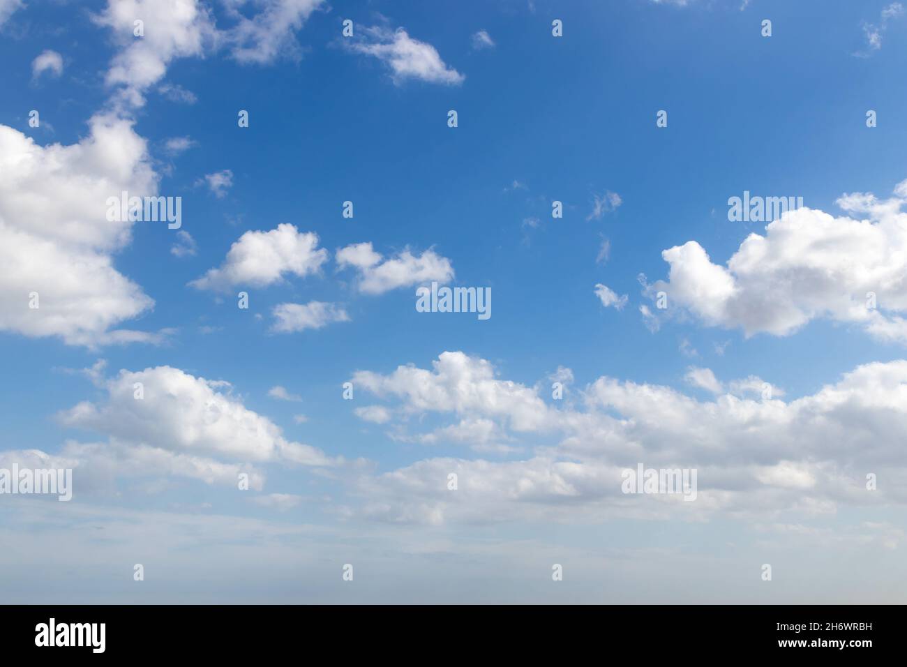 Cumulus Wolken auf blauem Himmel im Sommer Stockfoto