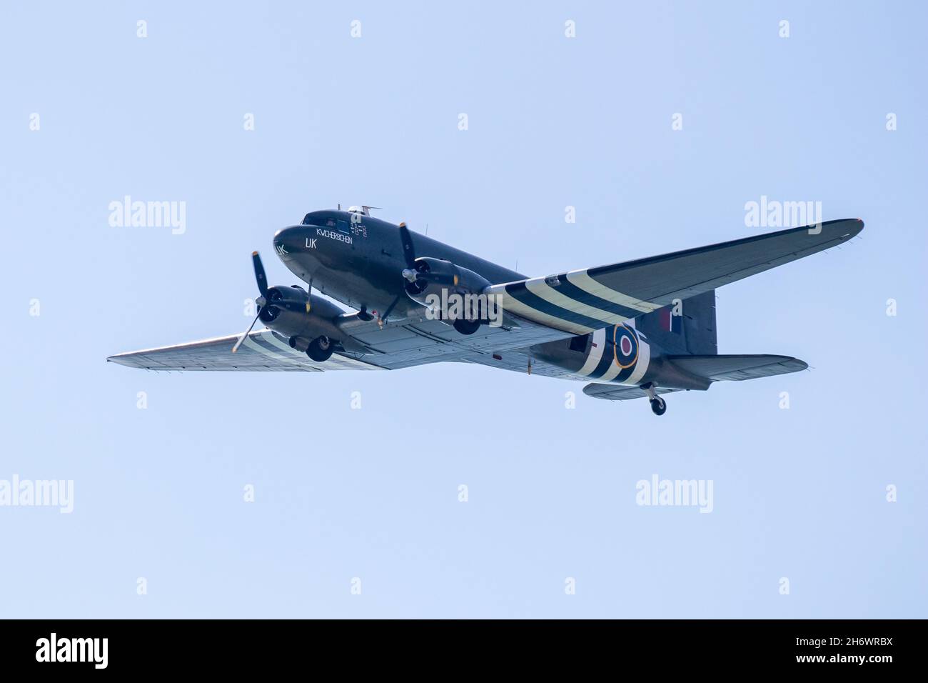 Douglas C-47 Skytrain oder Dakota, Militärtransportflugzeug. Flug über Southbourne Beach, Großbritannien Stockfoto