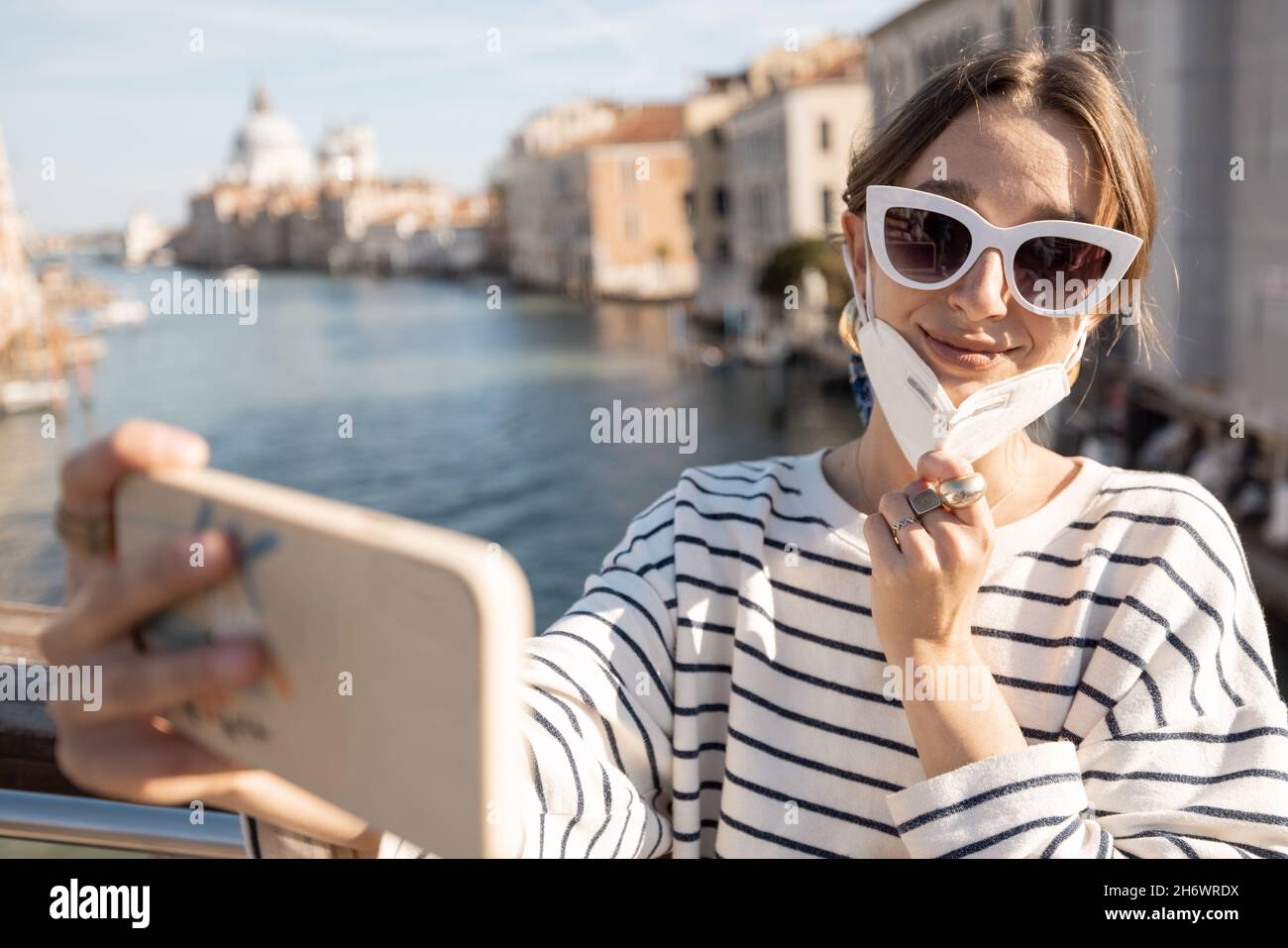 Frau, die während einer Pandemie in Venedig unterwegs war Stockfoto