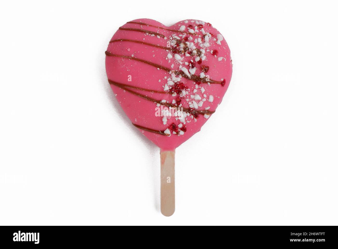 Rosa Eiscreme auf einem herzförmigen Stock liegt isoliert auf weißem Hintergrund Stockfoto