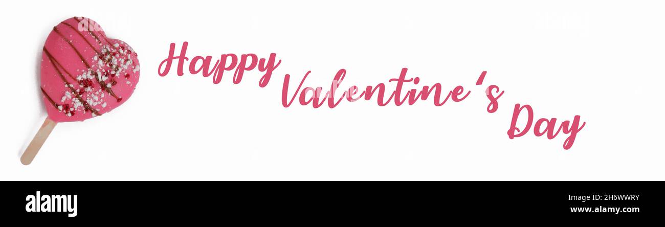 Rosa Eiscreme auf einem herzförmigen Stock liegt isoliert auf weißem Hintergrund Stockfoto