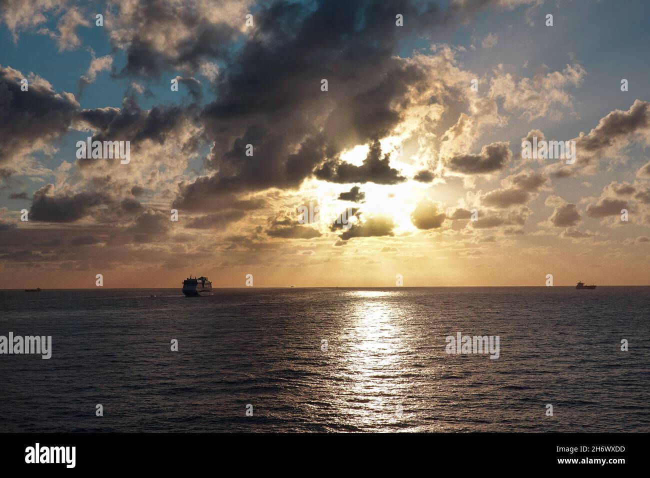 26. Oktober 2021, Spanien, Teneriffa: Das Kreuzschiff Aida bella (l) wartet am Morgen, bevor es die Liegeposition im Hafen von Santa Cruz de Tenerifa erreicht. Die AIDAbella, die unter Aida Cruises segelt, gehört der Carnival Corporation & plc. Das Vereinsschiff der Kreuzfahrtflotte wurde auf der Meyer Werft in Papenburg gebaut, der Kiel wurde 2007 verlegt. Foto: Soeren Sache/dpa-Zentralbild/ZB Stockfoto