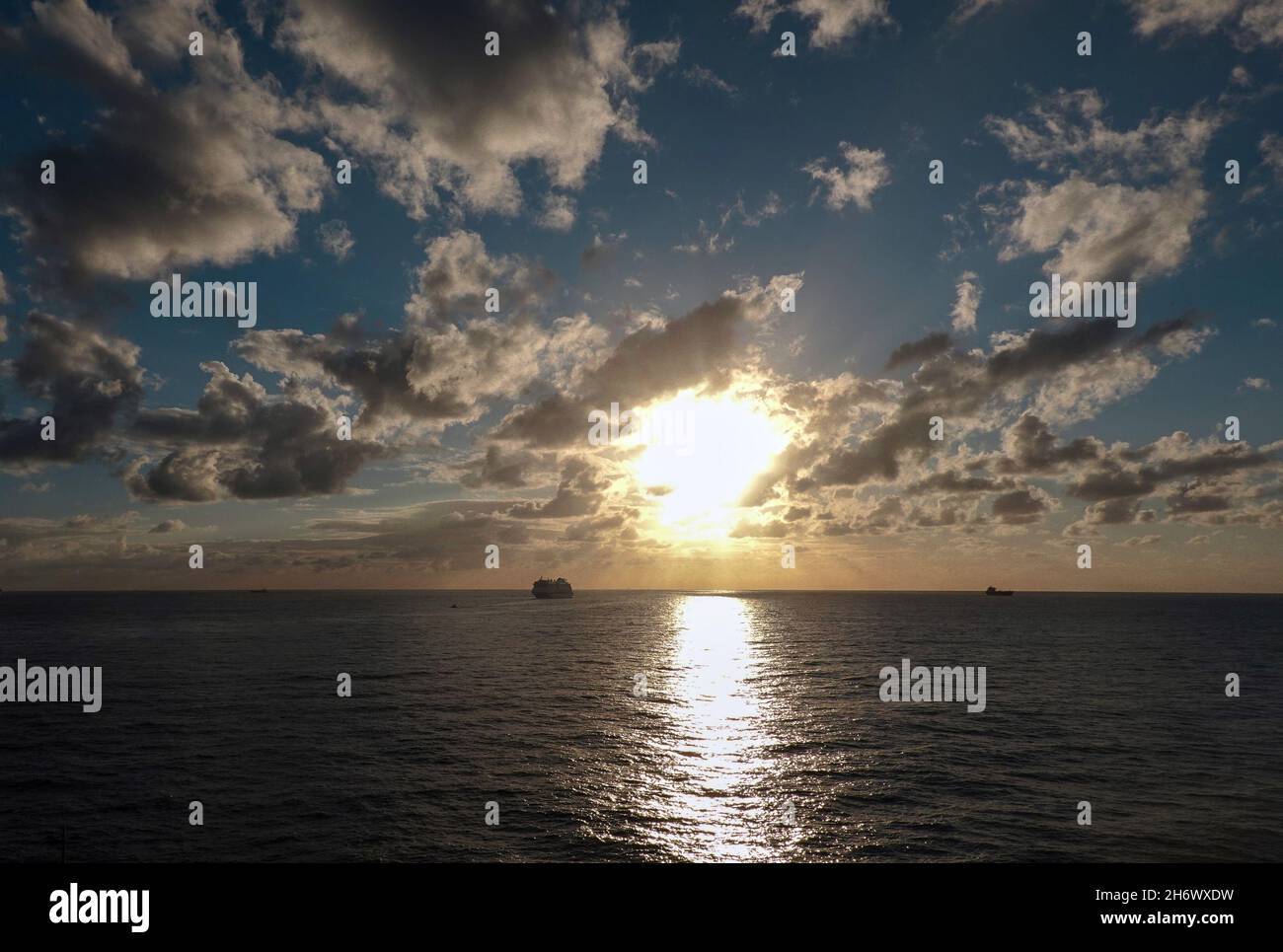 26. Oktober 2021, Spanien, Teneriffa: Das Kreuzschiff Aida bella (l) wartet am Morgen, bevor es die Liegeposition im Hafen von Santa Cruz de Tenerifa erreicht. Die AIDAbella, die unter Aida Cruises segelt, gehört der Carnival Corporation & plc. Das Vereinsschiff der Kreuzfahrtflotte wurde auf der Meyer Werft in Papenburg gebaut, der Kiel wurde 2007 verlegt. Foto: Soeren Sache/dpa-Zentralbild/ZB Stockfoto