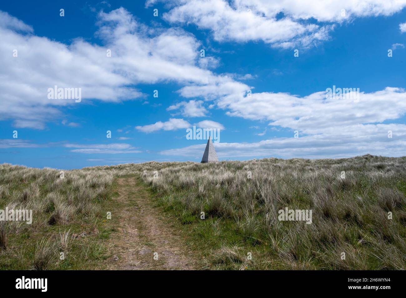 Der Emmanuel Head Beacon ist eine Navigationshilfe, die 1810 auf der britischen Insel Holy Island gebaut wurde. In einer natürlichen Umgebung stehend, hat es ein surreales Aussehen. Stockfoto