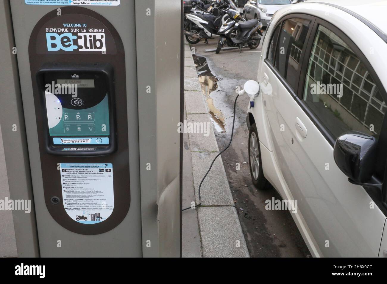 BELIB' DAS ÖFFENTLICHE NETZ VON LADESTATIONEN FÜR ELEKTROFAHRZEUGE IN PARIS Stockfoto