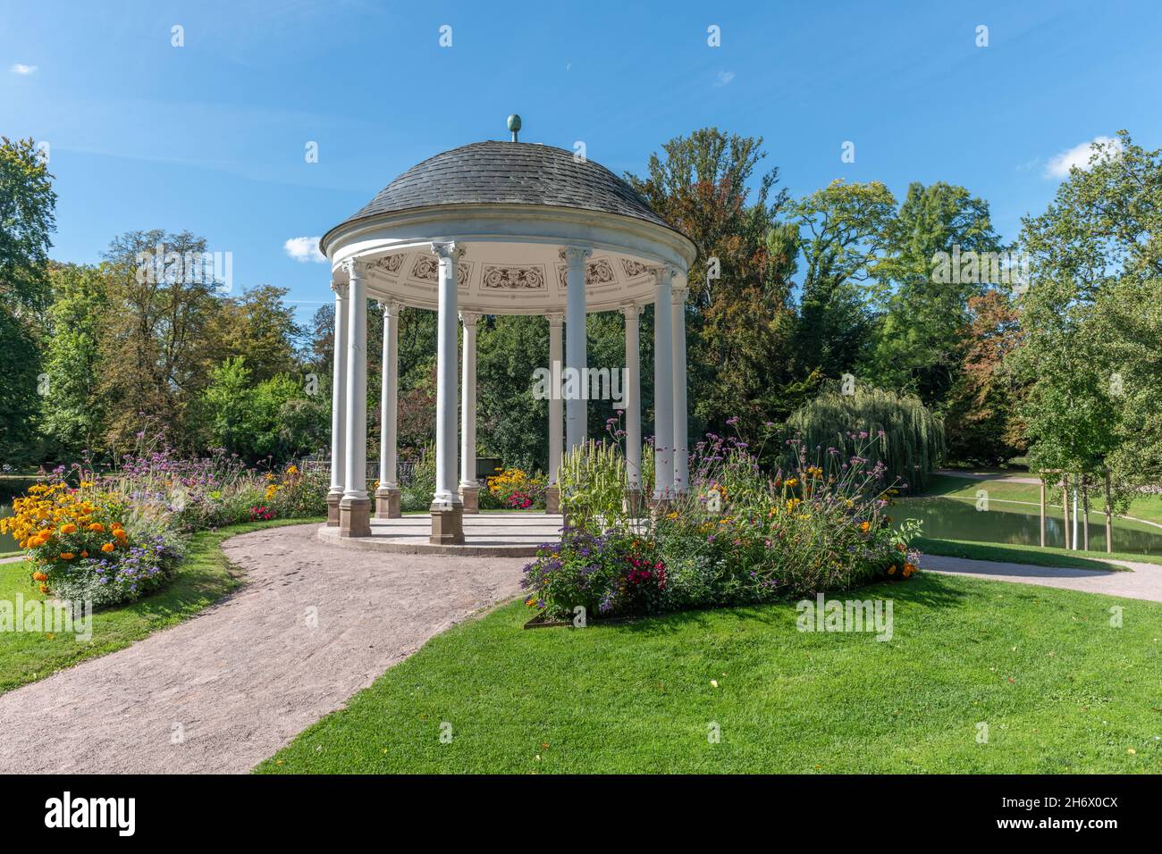 Kreisförmiger Tempel, bekannt als Tempel der Liebe (Anfang des 19th. Jahrhunderts) im neoklassischen Stil. Parc de l'Orangerie in Straßburg. Frankreich, Europa. Stockfoto