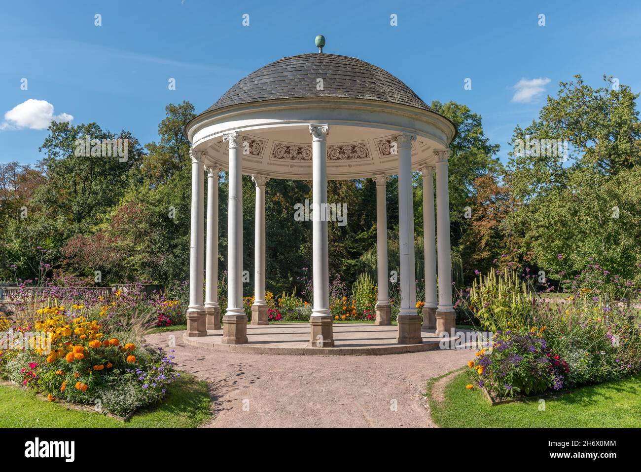 Kreisförmiger Tempel, bekannt als Tempel der Liebe (Anfang des 19th. Jahrhunderts) im neoklassischen Stil. Parc de l'Orangerie in Straßburg. Frankreich, Europa. Stockfoto