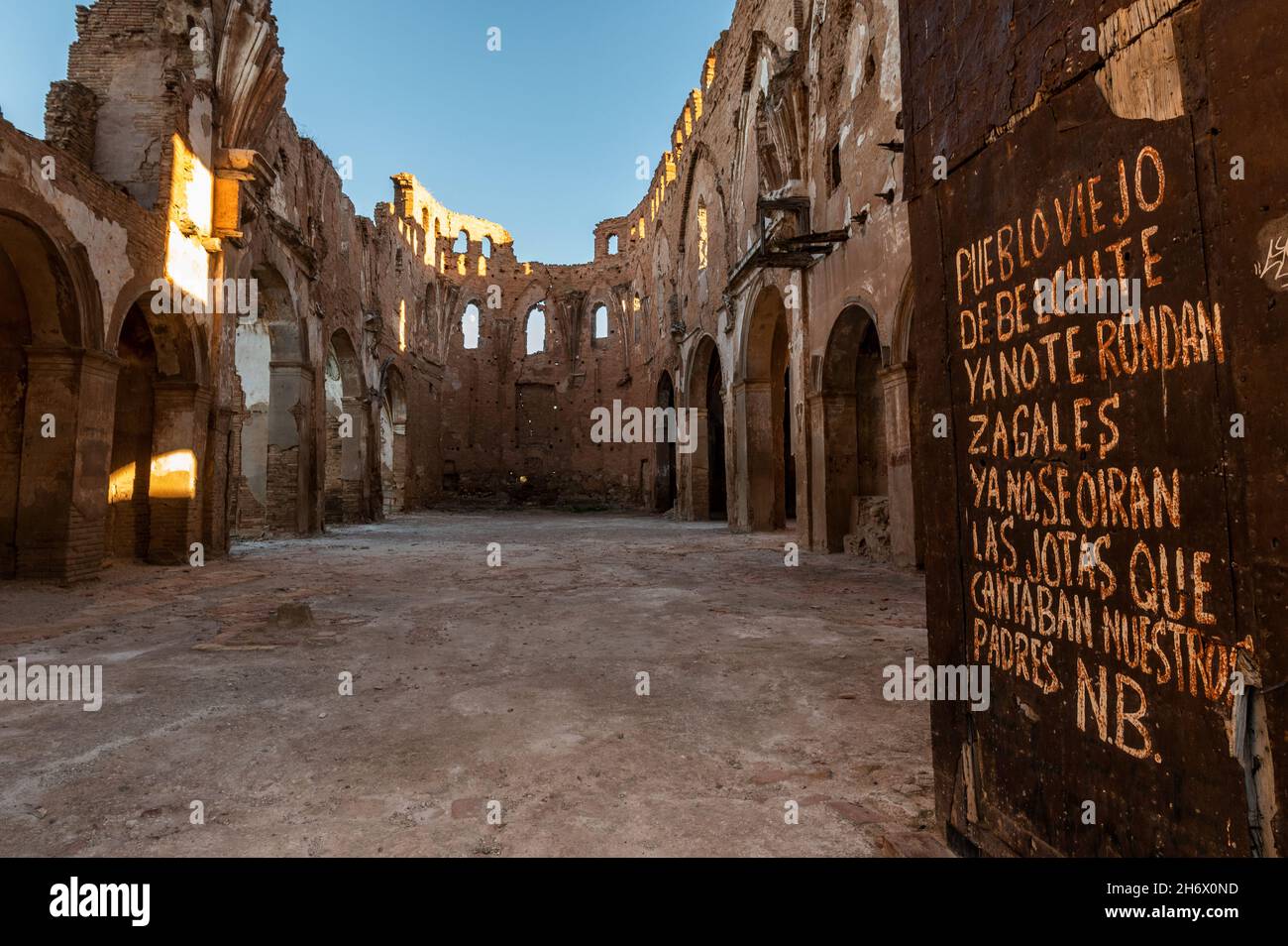 Die Worte eines Liedes von Natalio Baquero sind am Eingang der Kirche San Martin de Tours in Belchite zu sehen. Die Stadt Belchite ist bekannt f Stockfoto