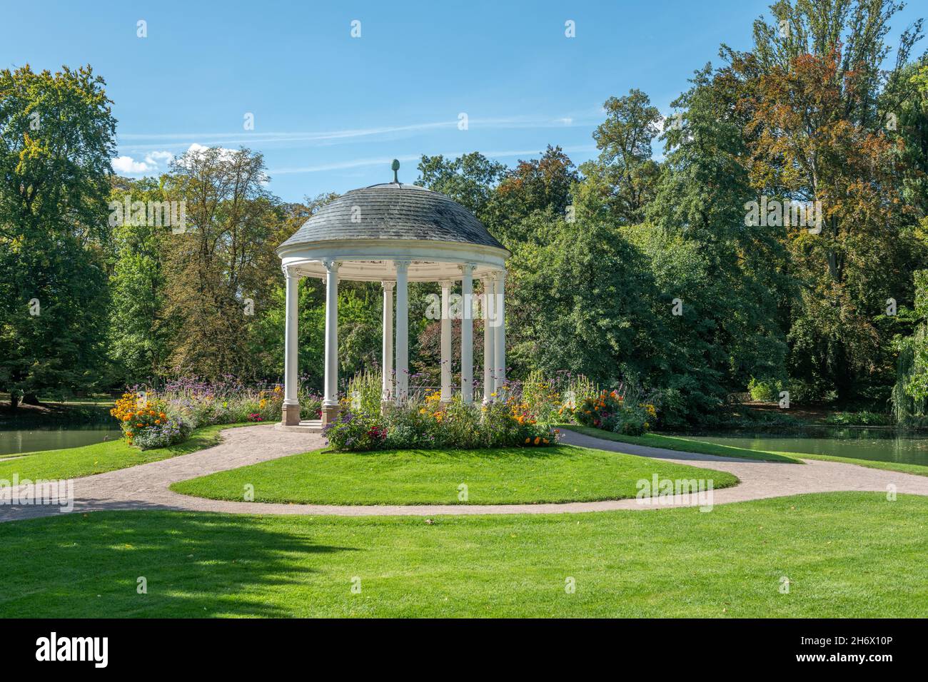 Kreisförmiger Tempel, bekannt als Tempel der Liebe (Anfang des 19th. Jahrhunderts) im neoklassischen Stil. Parc de l'Orangerie in Straßburg. Frankreich, Europa. Stockfoto