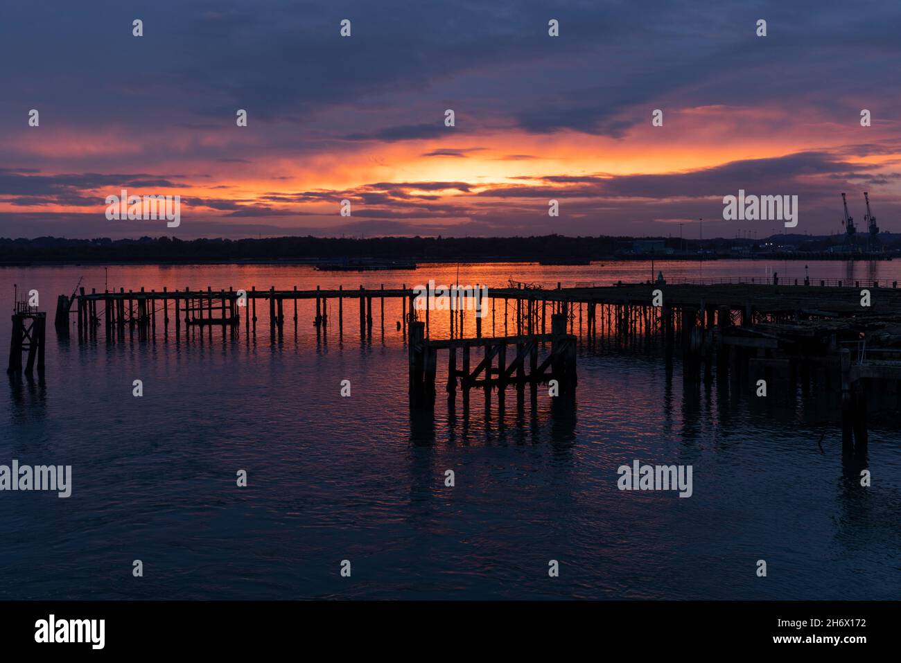 Ein farbenfroher Sonnenuntergang auf dem Fluss Itchen, der vom Ärmelkanal, England, Großbritannien, aus Richtung Solent ins Landesinnere blickt Stockfoto