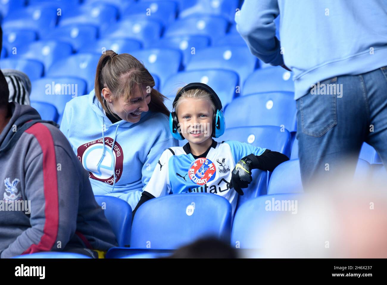 LONDON, ENGLAND - 3. OKTOBER 2021: Crystal Palace-Fans im Selhurst Park im Vorfeld des Spielwochenspiels der Premier League 7 zwischen dem FC Crystal Palace und dem FC Leicester City im Jahr 2021-22. Copyright: Cosmin Iftode/Picstaff Stockfoto