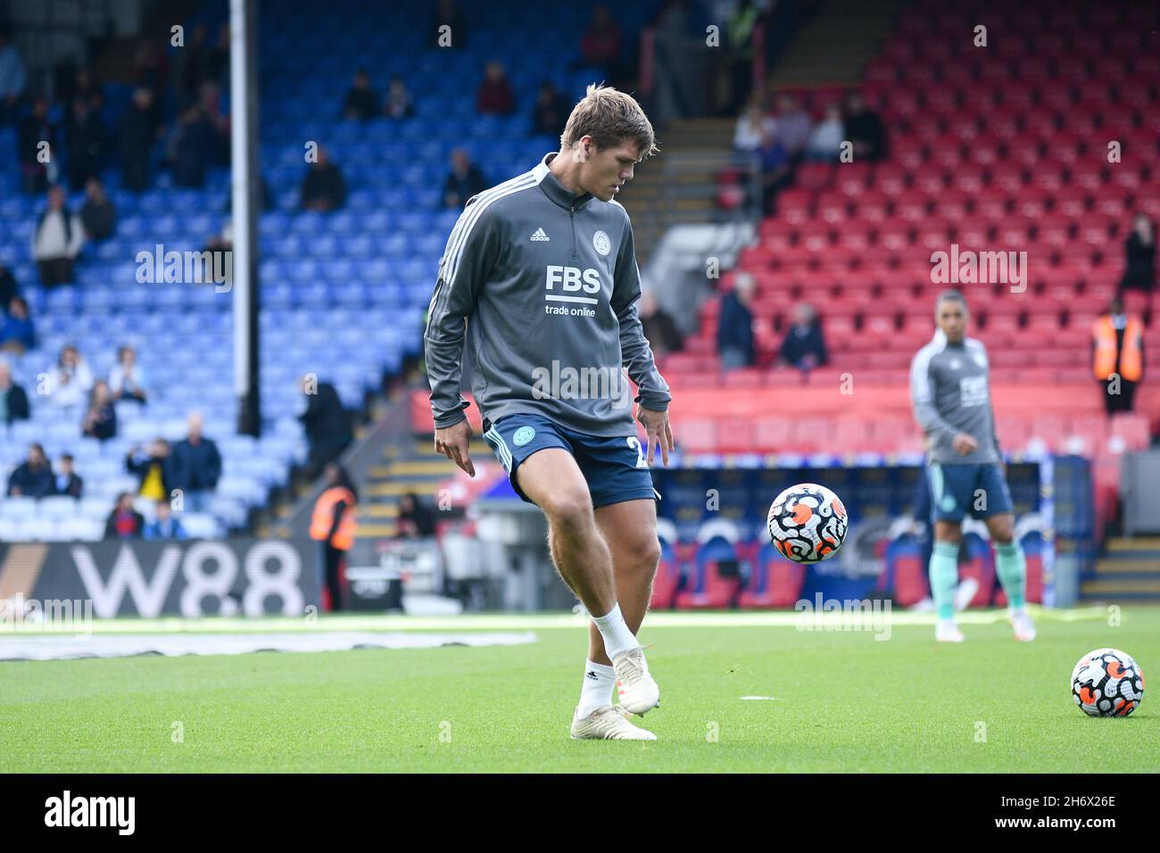 LONDON, ENGLAND - 3. OKTOBER 2021: Jannik Vestergaard aus Leicester im Vorfeld des Spielwochenspiels der Premier League 7 zwischen dem Crystal Palace FC und dem City FC Leicester im Selhurst Park 2021-22. Copyright: Cosmin Iftode/Picstaff Stockfoto