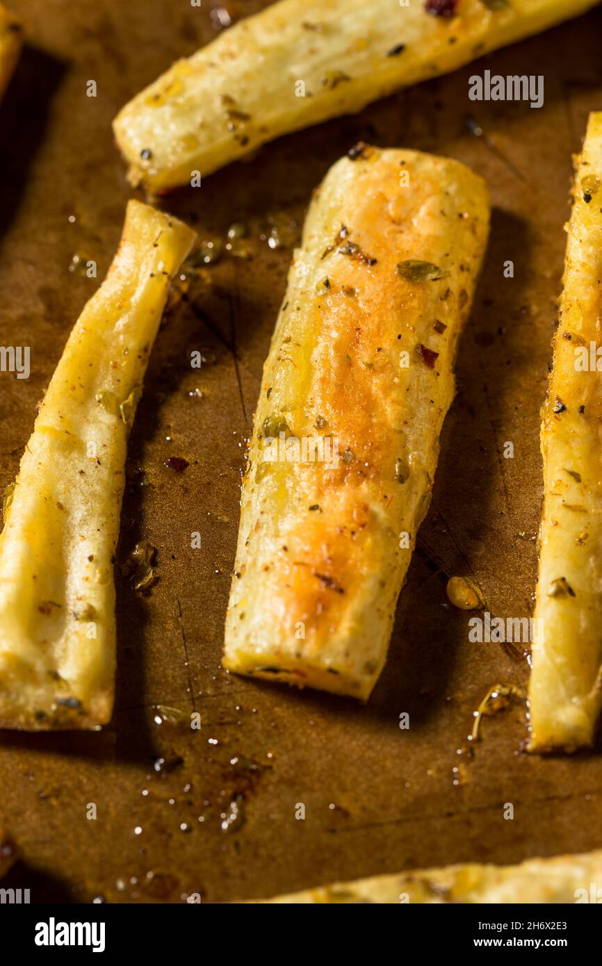 Hausgemachte geröstete Parnsip-Pommes mit Salzpfeffer und Thymian Stockfoto