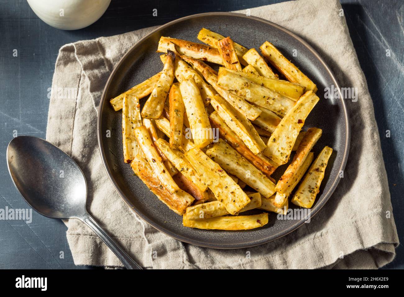 Hausgemachte geröstete Parnsip-Pommes mit Salzpfeffer und Thymian Stockfoto
