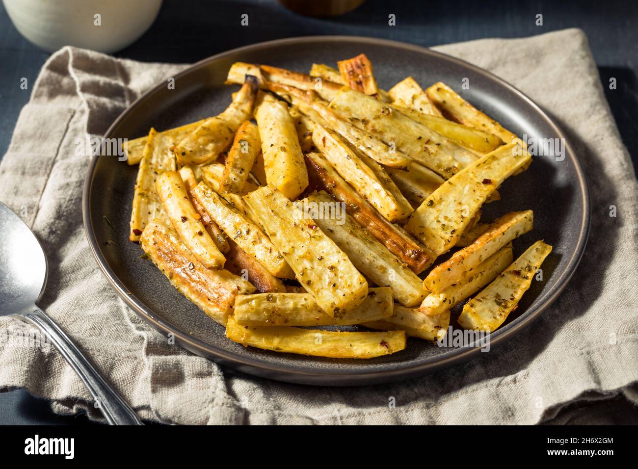 Hausgemachte geröstete Parnsip-Pommes mit Salzpfeffer und Thymian Stockfoto