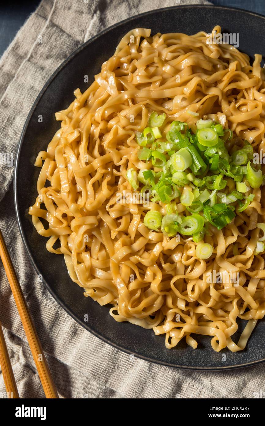 Hausgemachte würzige Soja-Scallion-Nudeln bereit zum Essen Stockfoto