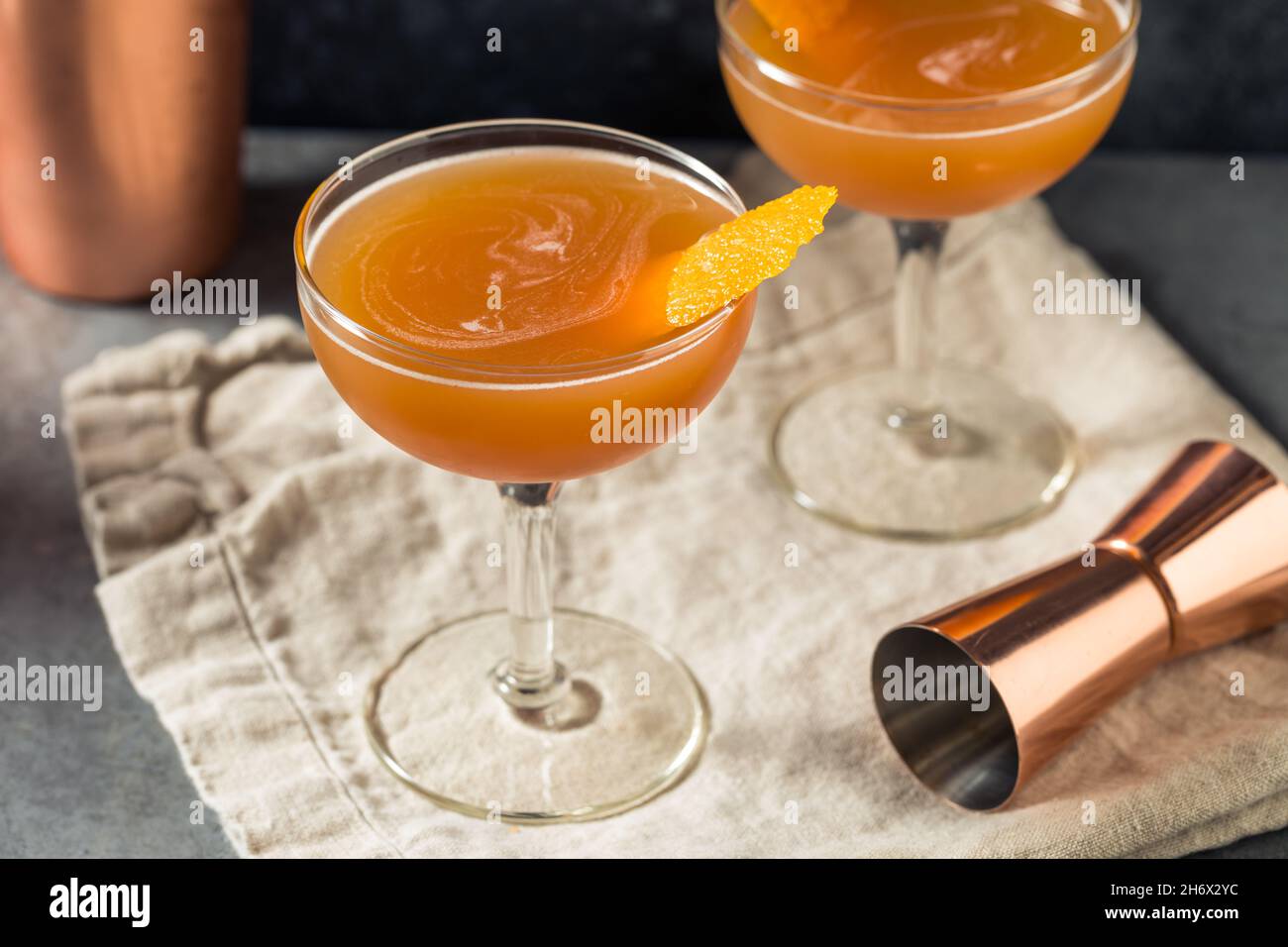 Erfrischender Blut- und Sandcocktail mit Orange und Scotch Stockfoto