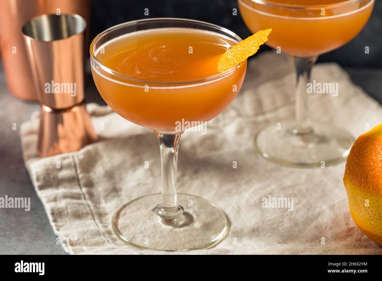 Erfrischender Blut- und Sandcocktail mit Orange und Scotch Stockfoto