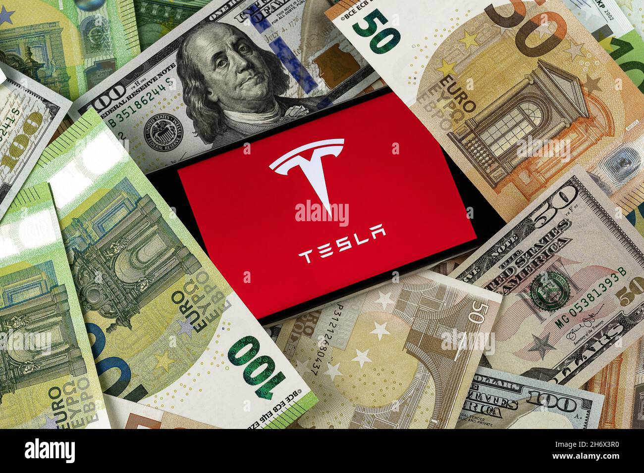 Tesla-Unternehmensredaktion. Illustratives Foto für Nachrichten über Tesla - ein Unternehmen für Elektrofahrzeuge und saubere Energie Stockfoto