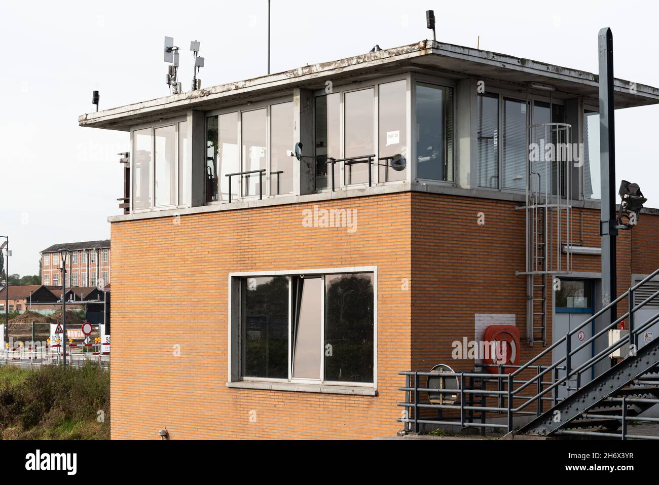 Neder-over-Heembeek, Region Brüssel-Hauptstadt - Belgien - 10 17 2021: Kontrollturm der Buda-Brücke am Ufer des Kanals Stockfoto