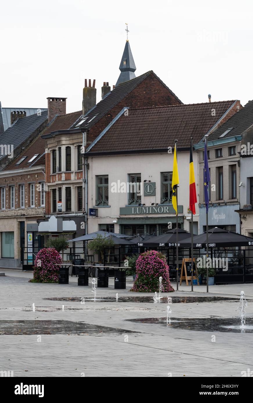 Vilvoorde, Flämische Region - Belgien - 10 17 2021: Blick auf den alten Marktplatz mit Terrassen und Restaurants Stockfoto