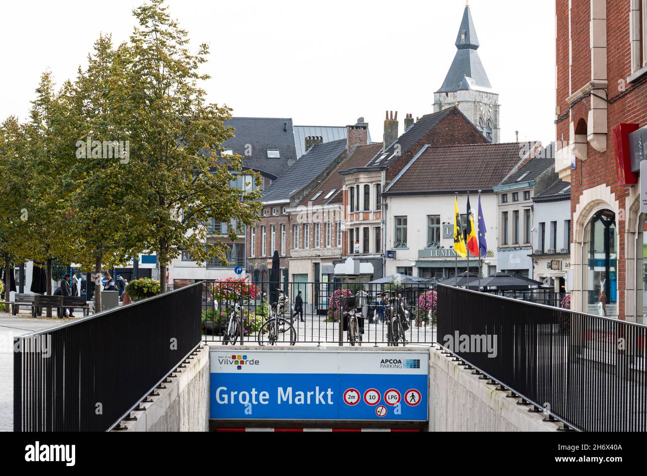 Vilvoorde, Flämische Region - Belgien - 10 17 2021: Eingang des alten Marktplatzes Parkplatz und Blick über die Stadt Stockfoto