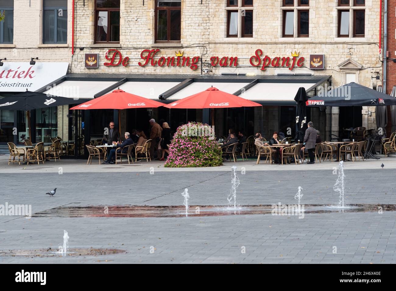 Vilvoorde, Flämische Region - Belgien - 10 17 2021: Spanische Menschen sitzen in einem lokalen Pub Stockfoto