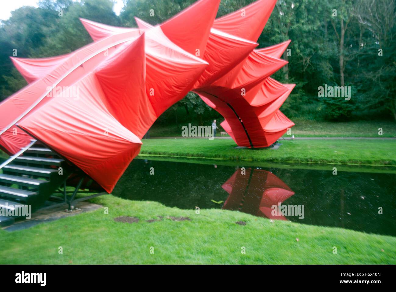 „Bridged“ Kunstinstallation über Skell River, Studley Royal Park, Fountains Abbey, Aldfield, in der Nähe von Ripon, North Yorkshire, England Stockfoto