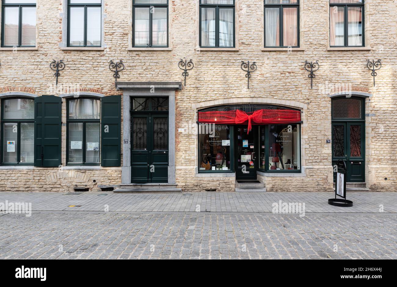 Vilvoorde, Flämische Region - Belgien - 10 17 2021: Fassade eines Einzelhandelsgeschäften für Handtaschen Stockfoto