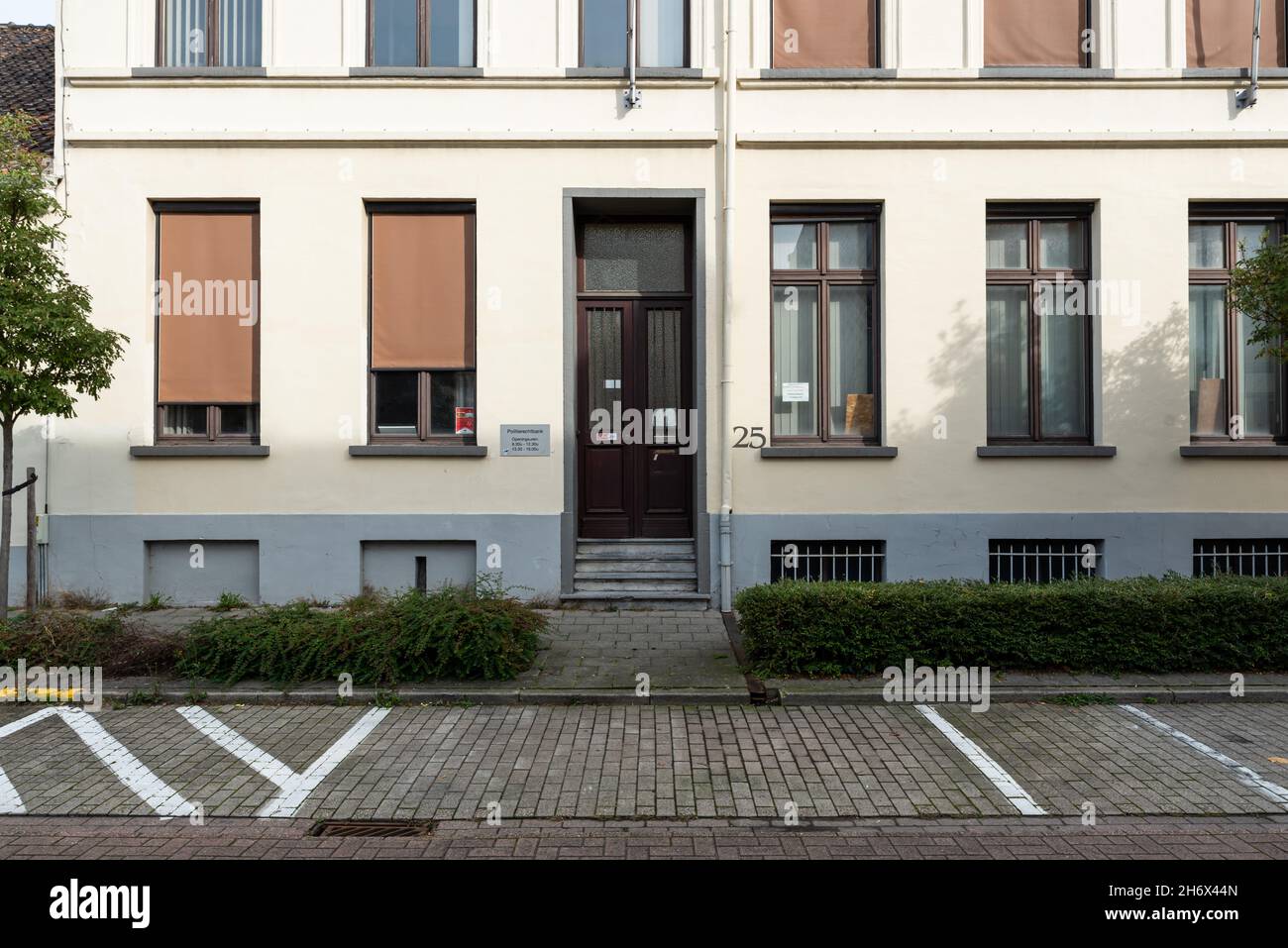 Vilvoorde, Flämische Region - Belgien - 10 17 2021: Fassade und Eingang des Polizeigerichts und des Bezirksgerichts Stockfoto