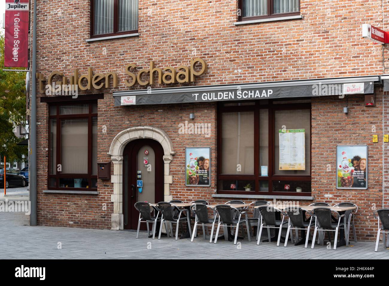 Vilvoorde, Flämische Region - Belgien - 10 17 2021: Fassade und leere Terrasse eines lokalen Cafés Stockfoto