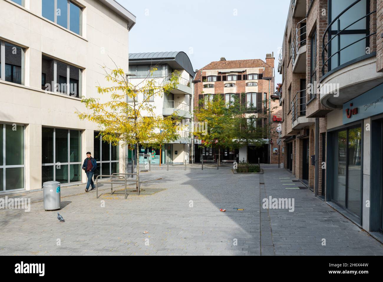 Vilvoorde, Flämische Region - Belgien - 10 17 2021: Das lokale Geschäftsviertel mit juristischen Dienstleistungsunternehmen Stockfoto