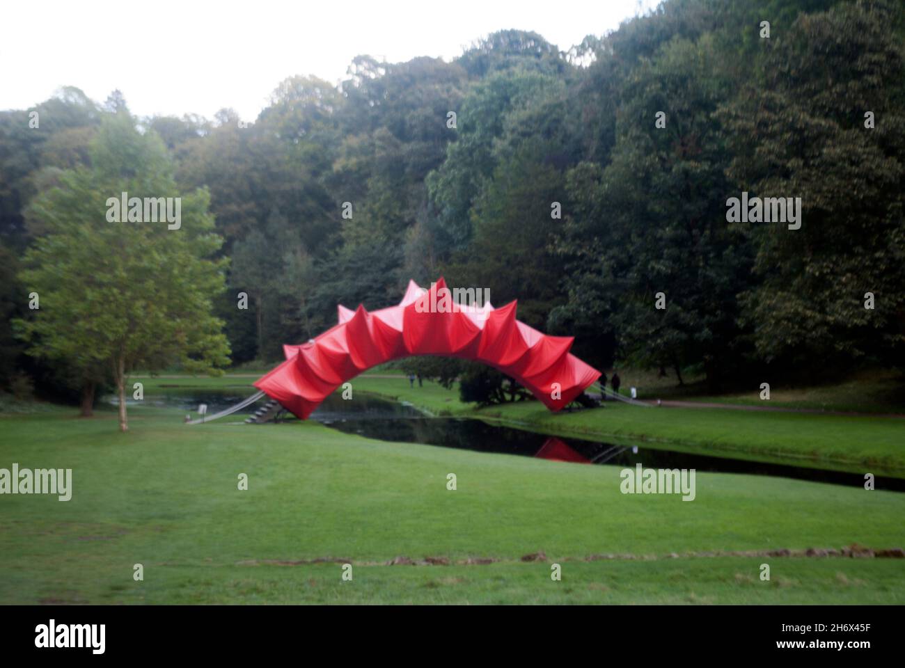 „Bridged“ Kunstinstallation über Skell River, Studley Royal Park, Fountains Abbey, Aldfield, in der Nähe von Ripon, North Yorkshire, England Stockfoto