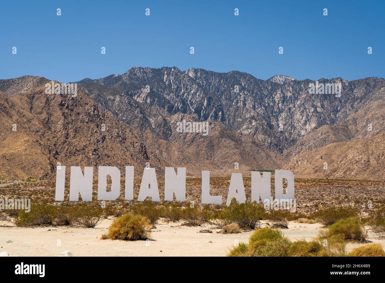 Ein Schild „Indian Land“ in der Nähe von Palm Springs California mit dem Titel „Never Forget“ von Nichola Galanin war Teil von Desert X 2021 - einer kostenlosen Kunstausstellung. Stockfoto