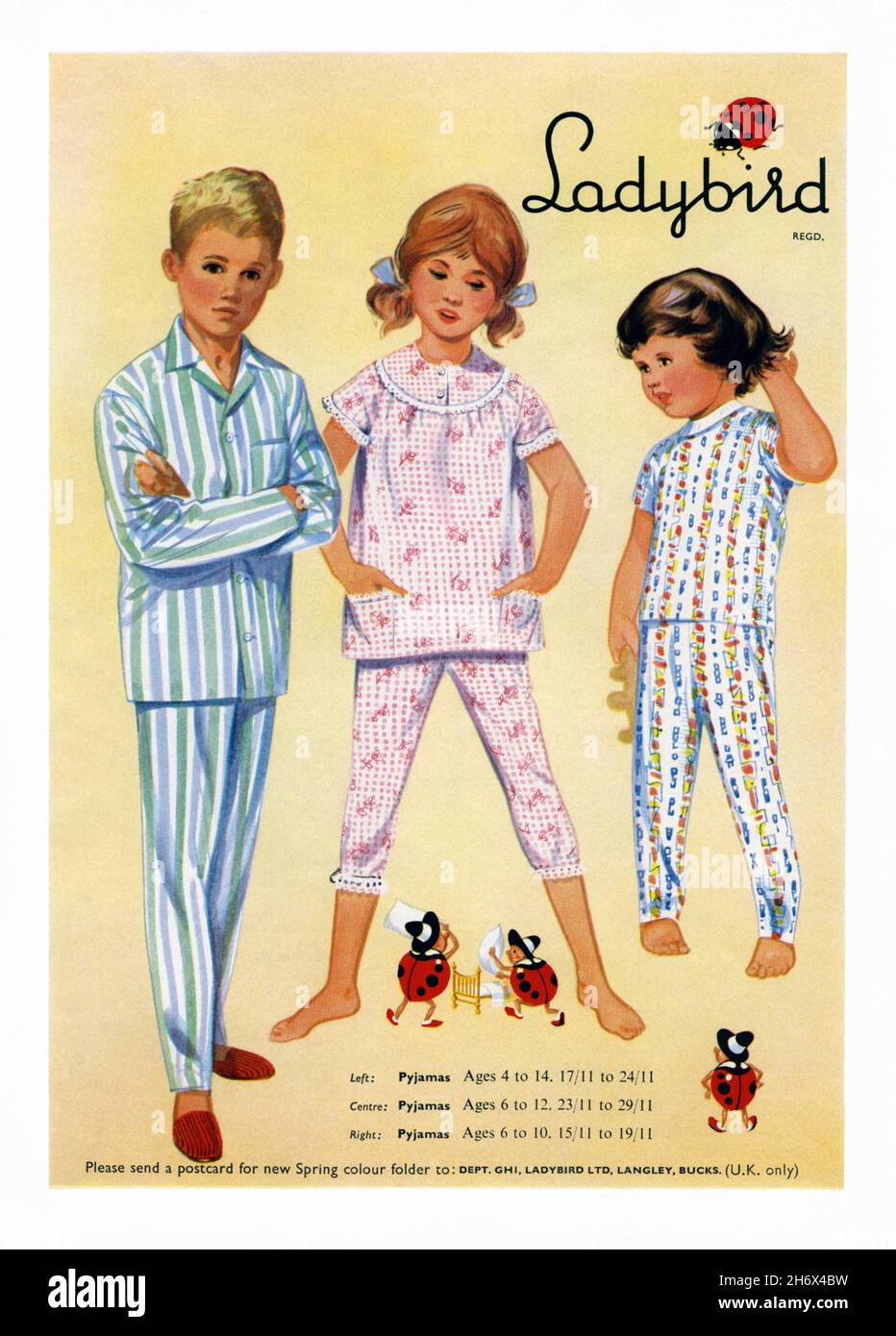 Eine Anzeige von 1960s für Ladybird-Kindersabowear. Die Anzeige erschien in einer Zeitschrift, die im März 1965 in Großbritannien veröffentlicht wurde. Die Abbildung zeigt Nachtkleidung für Jungen und Mädchen. Ladybird ist eine der bekanntesten Kinderbekleidungsmarken des Vereinigten Königreichs und blickt auf eine lange Geschichte zurück, die bis ins 18th. Jahrhundert zurückreicht. Der Name Ladybird-Kleidung erschien erstmals 1938 und stellt Kleidung und Schuhe für Kinder bis zu den frühen Teenagern herbei. Und befindet sich heute im Besitz der Very Group, dem größten Online-Händler in Großbritannien – Vintage 1960s-Grafiken für die redaktionelle Verwendung. Stockfoto