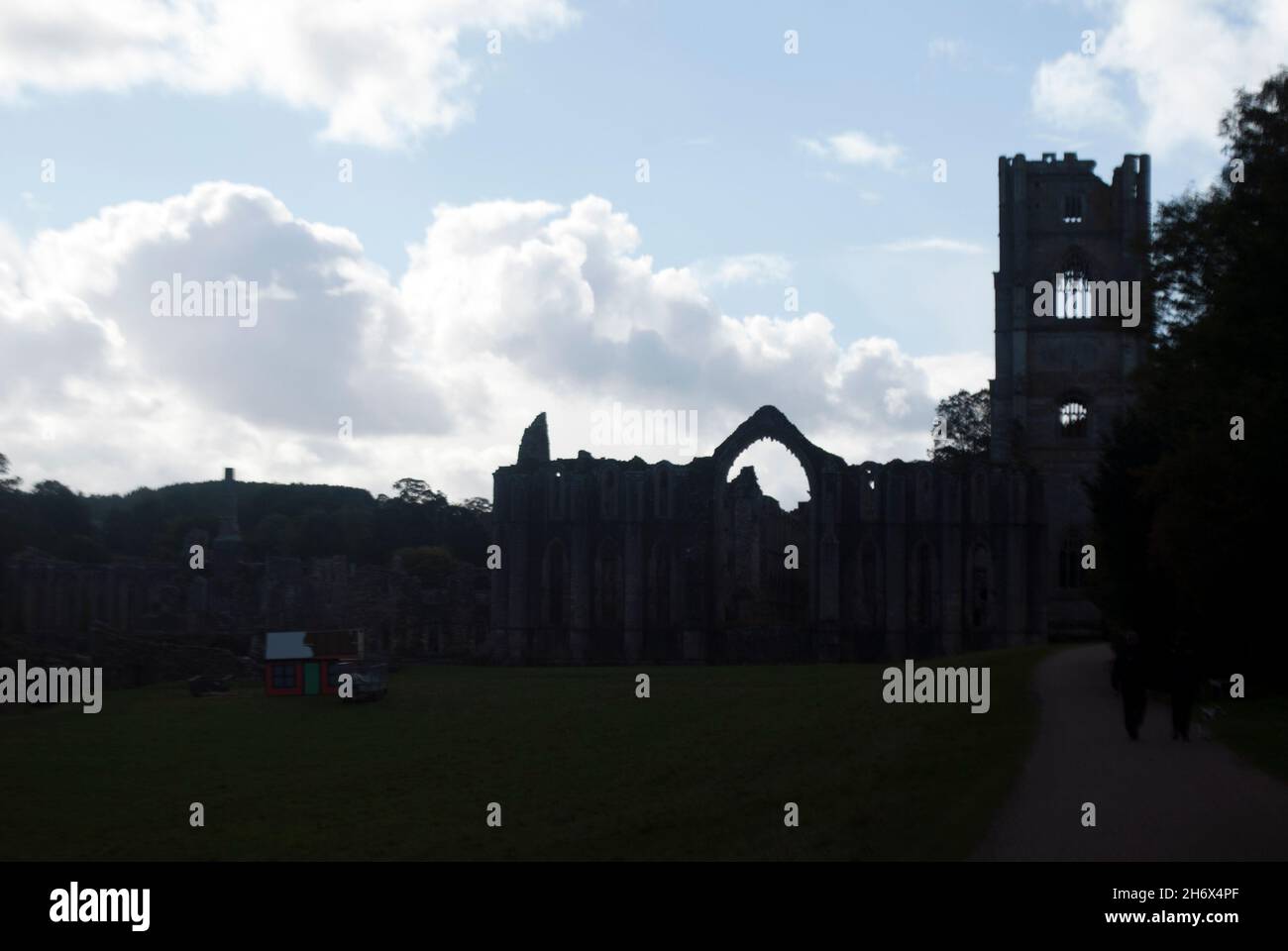 Silhouetted Tower und Chapel of Alters of Fountains Abbey bei Sonnenuntergang, Studley Royal Park, Aldfield, in der Nähe von Ripon, North Yorkshire, England Stockfoto