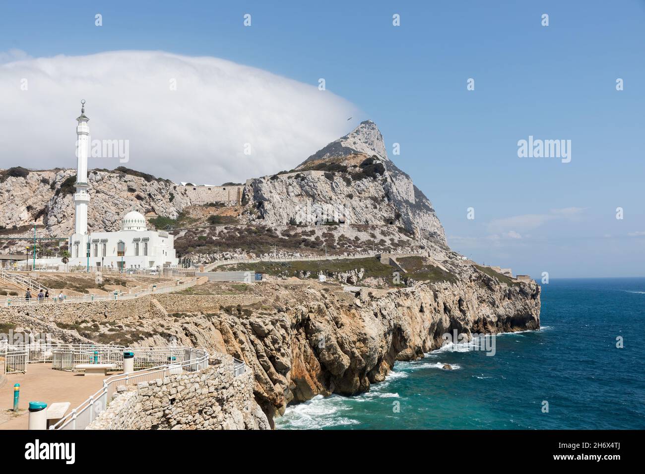 Levanter Cloud und König Fahad bin Abdulaziz Al Saud Moschee, Europa Point, Rock of Gibraltar Stockfoto