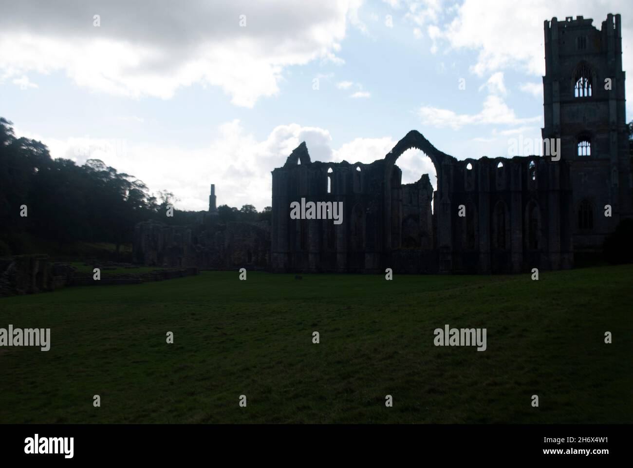Silhouetted Tower und Chapel of Alters of Fountains Abbey bei Sonnenuntergang, Studley Royal Park, Aldfield, in der Nähe von Ripon, North Yorkshire, England Stockfoto