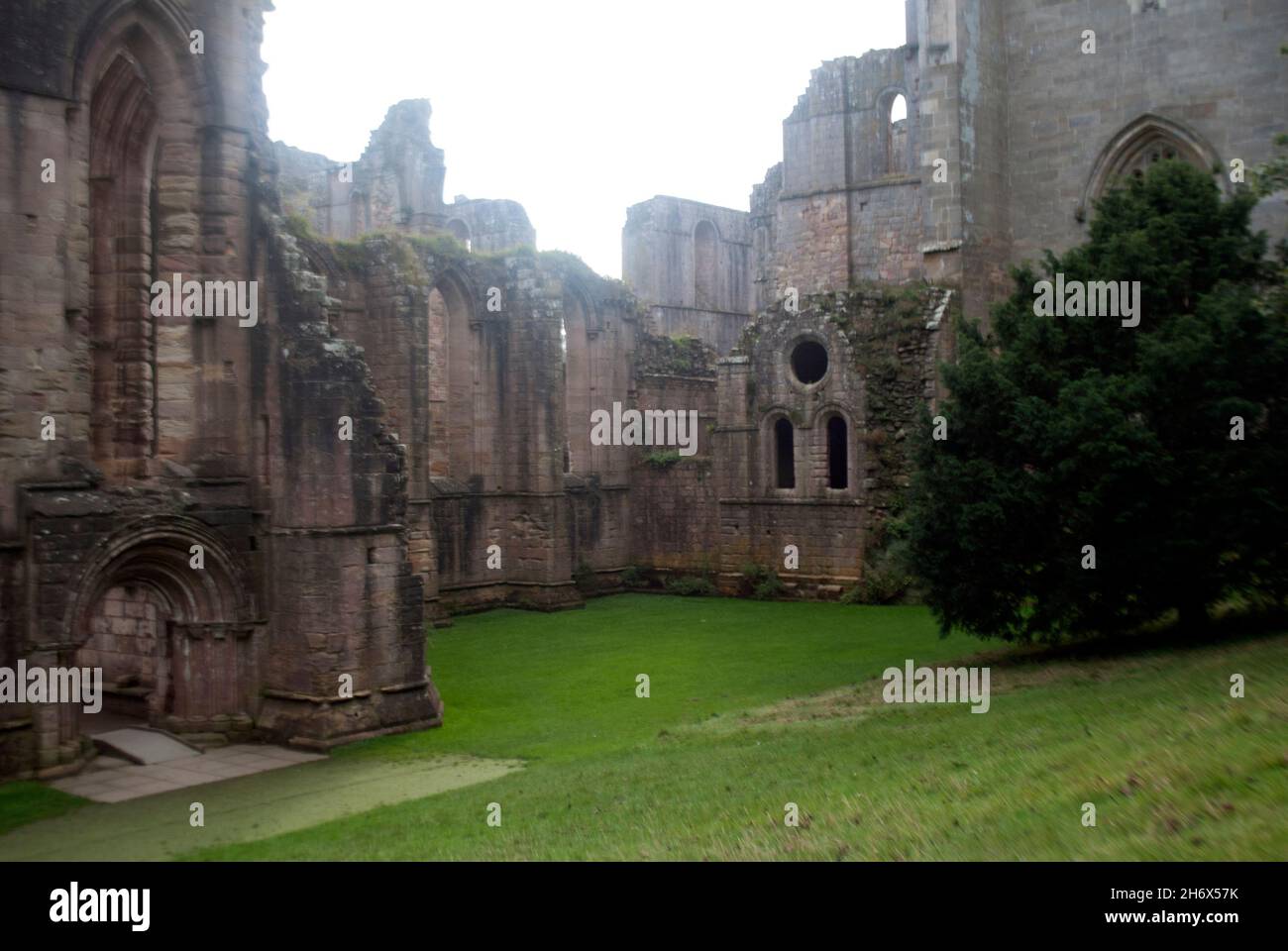 Sockel des Turms, Kirchenschiff und Kapelle der Abteisler von Fountains Abbey bei Sonnenuntergang, Studley Royal Park, Aldfield, in der Nähe von Ripon, North Yorkshire, England Stockfoto