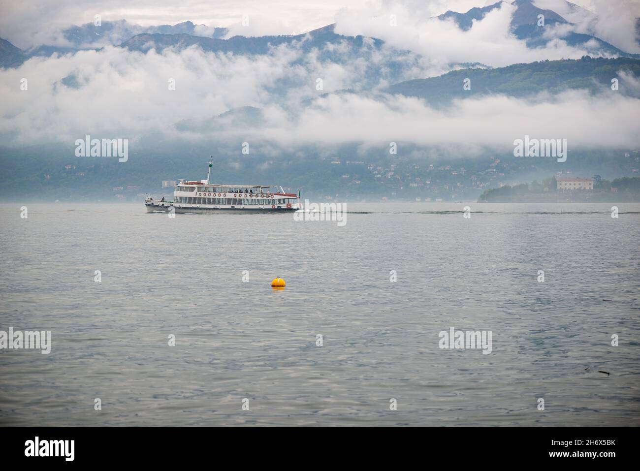 Schiff auf einem See gegen Berge Stockfoto