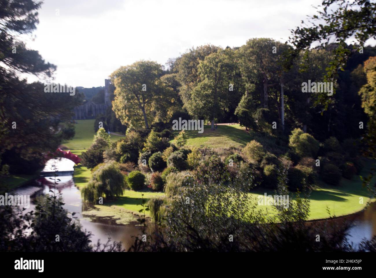 Blick auf den Fluss Skell und die Bäume vom High Ride Path, Studley Royal Park, Fountains Abbey, Aldfield, in der Nähe von Ripon, North Yorkshire, England Stockfoto