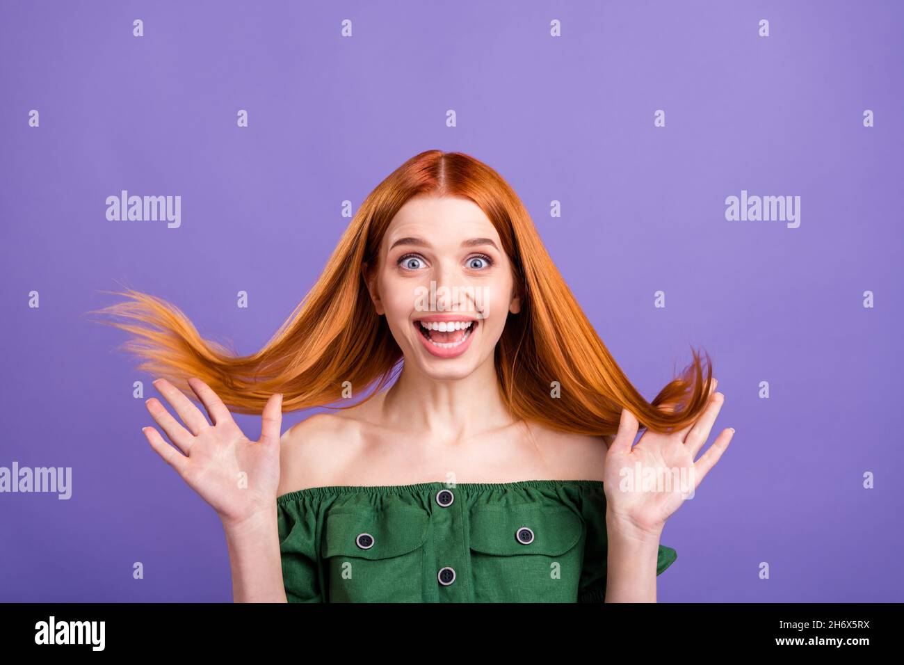 Foto von jungen aufgeregt Mädchen glücklich positive Lächeln überrascht Haarpflege Behandlung isoliert über violetten Hintergrund überrascht Stockfoto