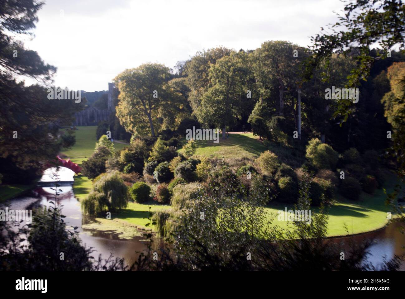 Blick auf den Fluss Skell und die Bäume vom High Ride Path, Studley Royal Park, Fountains Abbey, Aldfield, in der Nähe von Ripon, North Yorkshire, England Stockfoto