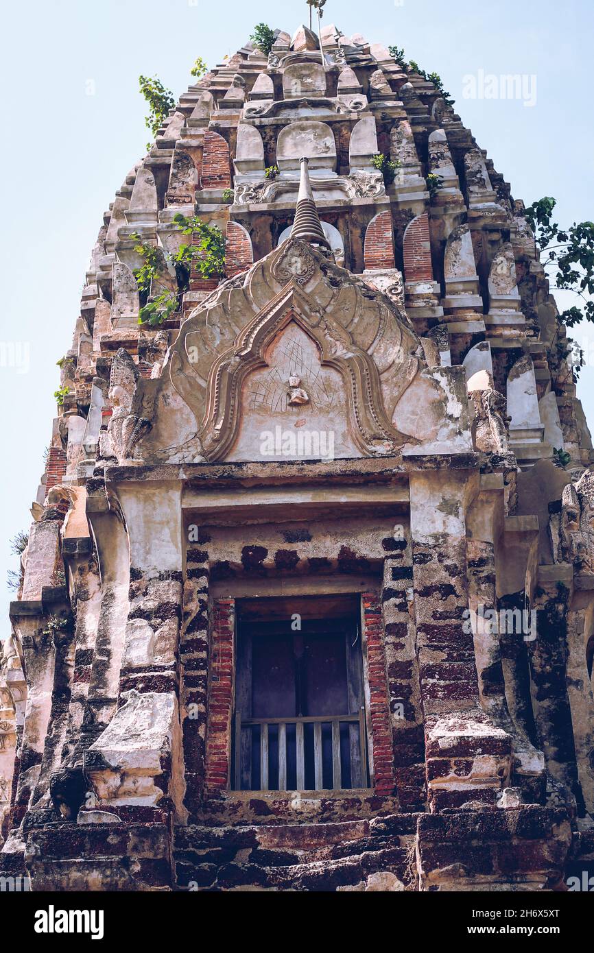 Nahaufnahme des Central Prang oder Turms des Wat Ratchaburana im Ayutthaya Historical Park in Thailand Stockfoto