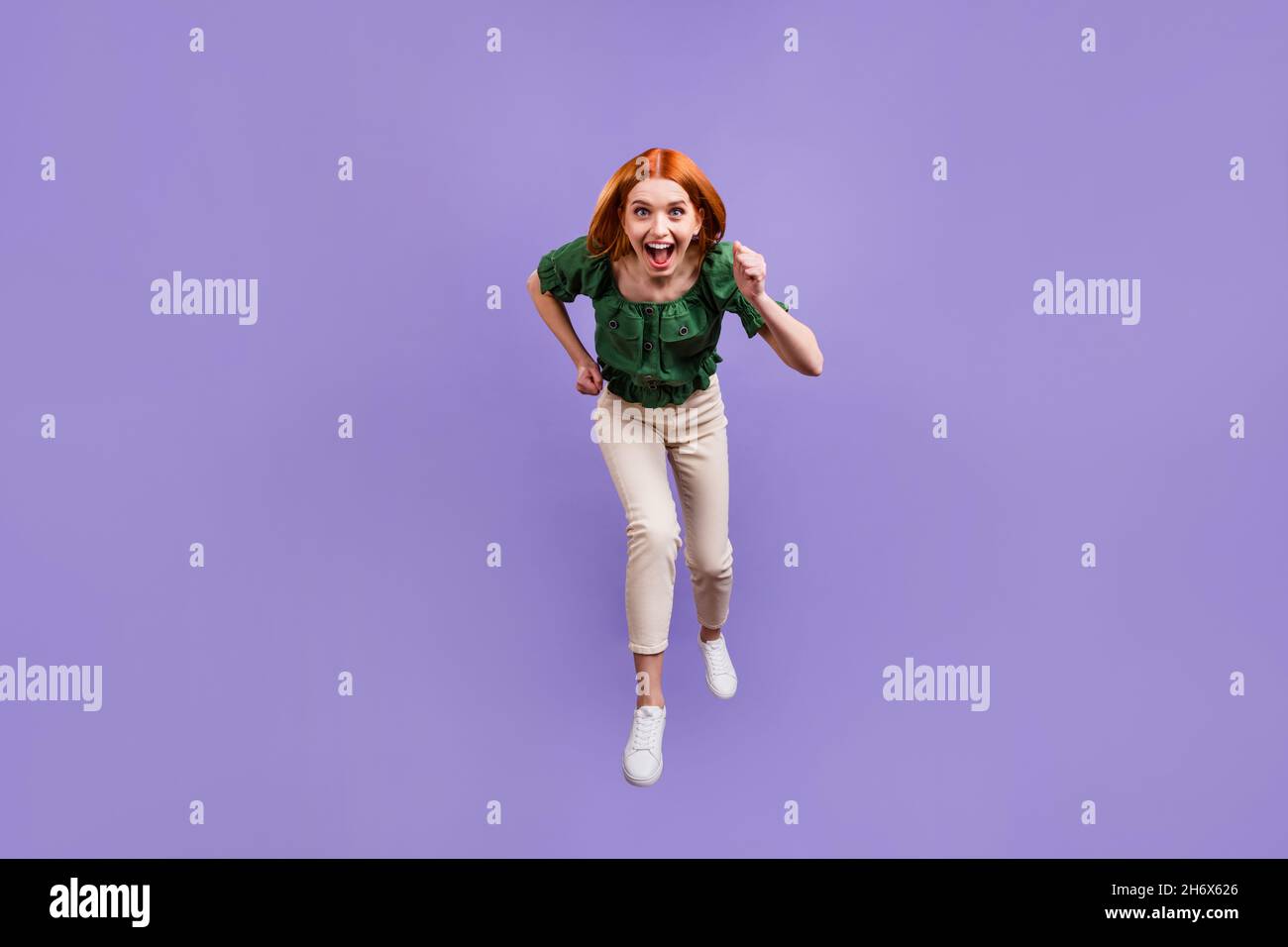 Foto von ziemlich aufgeregt junge Frau gekleidet Off-Schultern Bluse läuft schnell springen hoch isoliert violetten Hintergrund Stockfoto