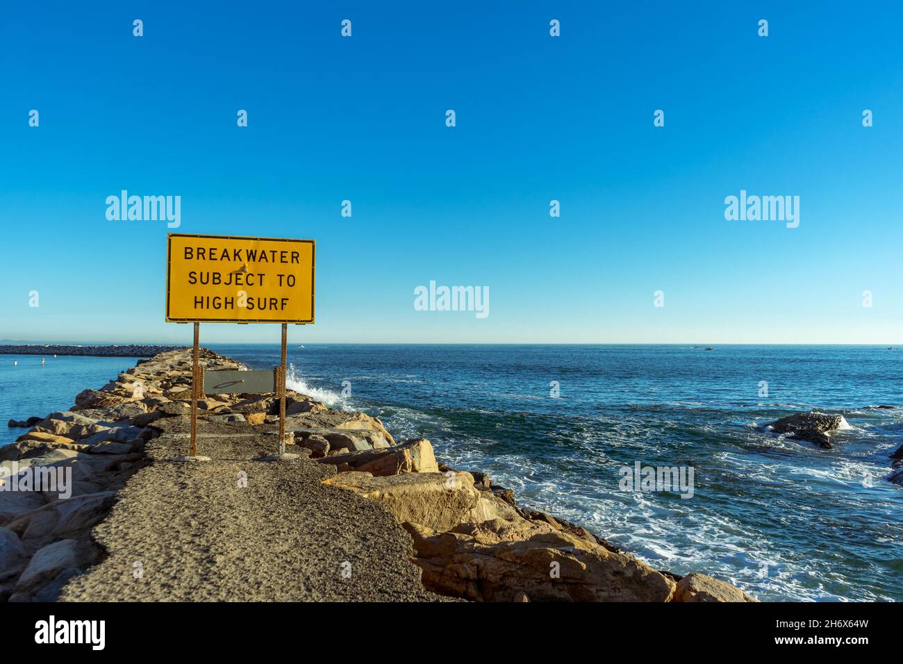 Wellenbrecher unterliegen dem High Surf Zeichen in Dana Point, Kalifornien Stockfoto