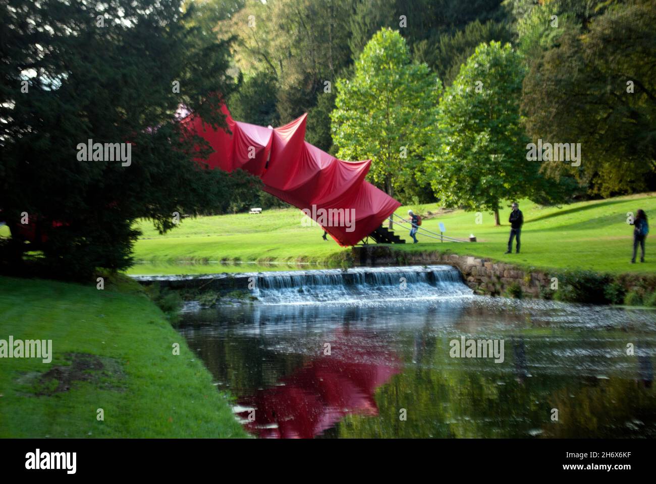 „Bridged“ Kunstinstallation über Skell River, Studley Royal Park, Fountains Abbey, Aldfield, in der Nähe von Ripon, North Yorkshire, England Stockfoto