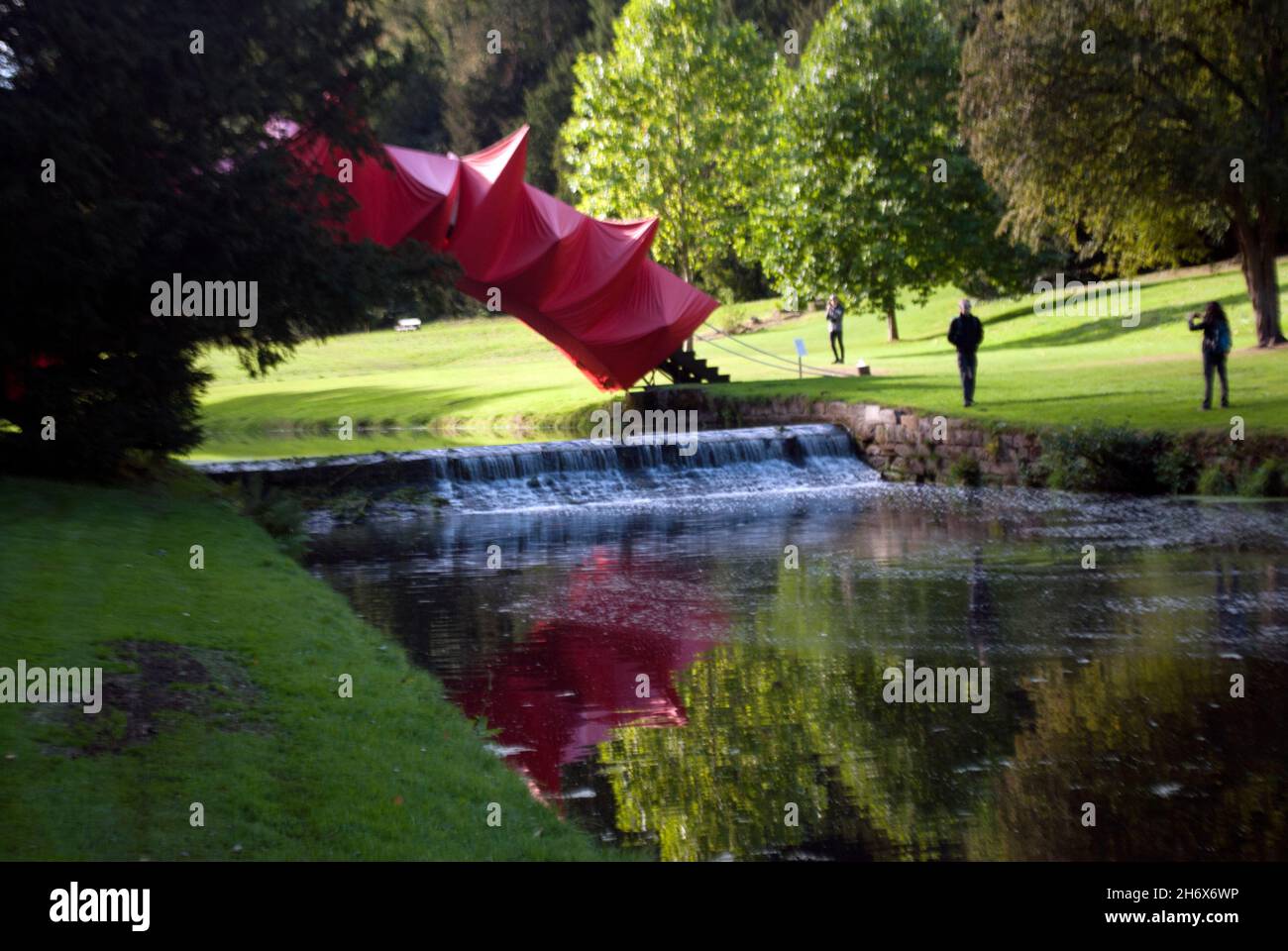 „Bridged“ Kunstinstallation über Skell River, Studley Royal Park, Fountains Abbey, Aldfield, in der Nähe von Ripon, North Yorkshire, England Stockfoto